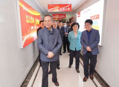 中國(guó)僑聯主席萬立俊一(yī)行(xíng)視(shì)察星火(huǒ)創新平台建設情況